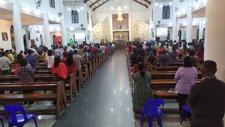 KHIDMAT: Jemaat Gereja Katolik Paroki Santa Maria Imakulata, melaksanakan Misa Natal dengan khidmat tadi malam.