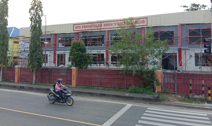 KONSTUKSI : Bangunan ruang praktik siswa SMKN 1 Tanjung Selor terus dikebut, Minggu (27/12). Bangunan ini diproyeksikan rampung 100 persen pada Januari 2021. (MARTINUS/HRK)