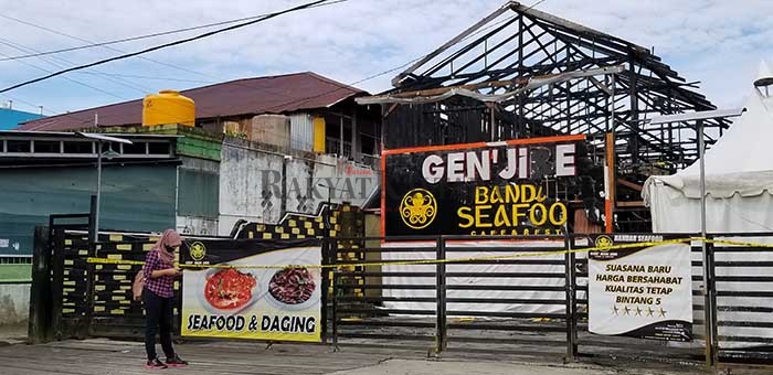 SISA PUING: Bangunan rumah makan di Jalan Mulawarman tersisa kerangka, akibat kebakaran yang terjadi pada Minggu (27/12) lalu.