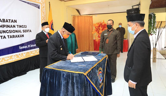 LANTIK: Wali Kota Tarakan melantik pejabat tinggi pratama, pimpinan administrator, pengawas dan jabatan fungsional serta kepala sekolah di lingkungan Pemerintah Kota Tarakan, Jumat (1/1) lalu.