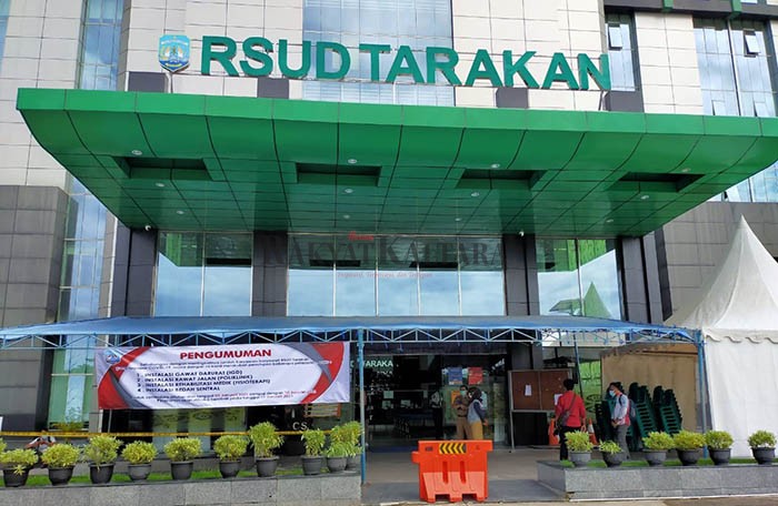 DAMPAK COVID: Pengumuman yang terpasang di depan pintu masuk RSUD Tarakan bahwa ditutup sementara sejumlah pelayanan kesehatan, Selasa (5/1).