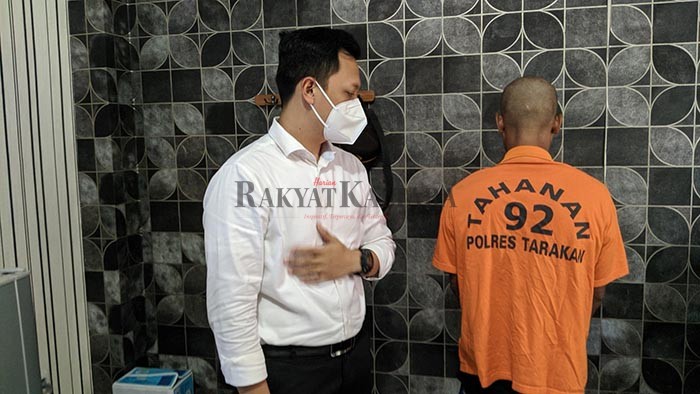 PELAKU KRIMINAL : Tersangka IF (32) diinterogasi oleh Kasat Reskrim Polres Tarakan, Iptu Muhammad Aldi, Selasa (5/1).