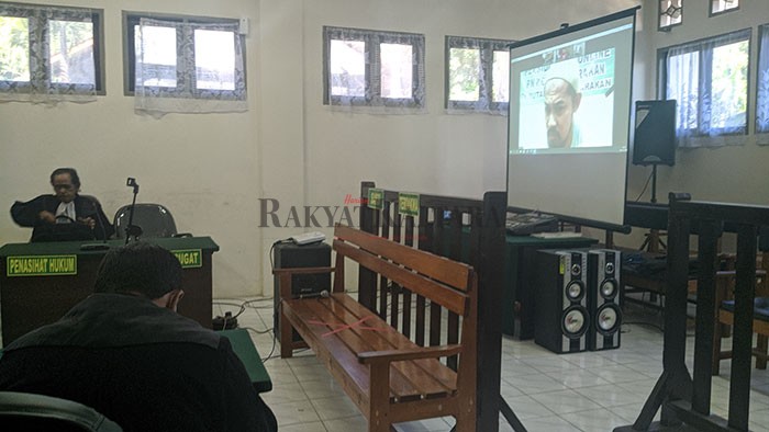 PEMBACAAN TUNTUTAN: Terdakwa Muhammad Alexander yang merupakan oknum polisi dituntut 18 tahun penjara untuk perkara sabu 2,9 kg di Pengadilan Negeri Tarakan, Kamis (14/1).