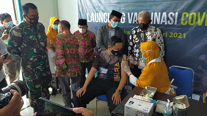 VAKSINASI PERDANA: Proses penyuntikan vaksin Sinovac yang dilakukan kepada petugas kesehatan di Tarakan, pada 14 Januari lalu.