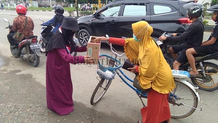 GALANG DANA : Sejumlah mahasiswa di Bulungan menggalang dana untuk diberikan kepada korban bencana alam di sejumlah daerah di Tanah Air, Minggu (17/1).
