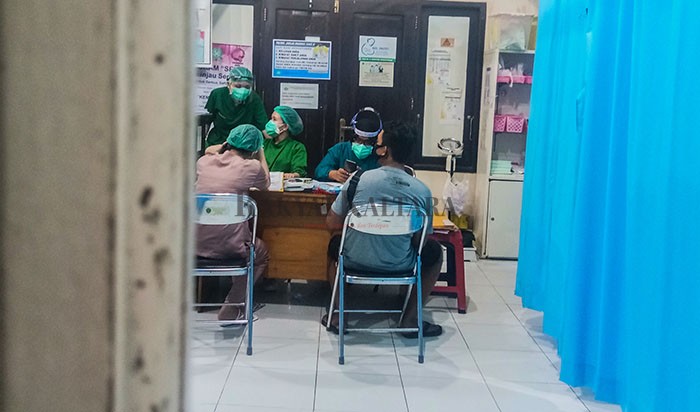BERITA BOHONG: Pria berinisial S (kanan) sebagai pelaku penyebaran berita bohong terkait penemuan bayi di sekitaran tong sampah, di Jalan Manunggal, Tanjung Selor, Minggu (17/1) malam.