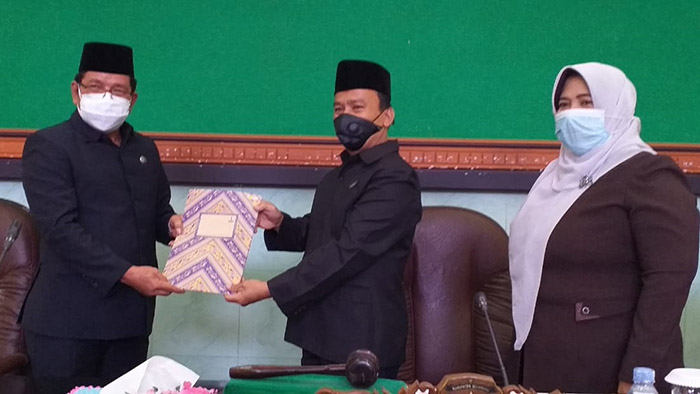 SUMBANGSIH: Plt Bupati Bulungan Ingkong Ala (kiri) menyerahkan berkas kepada Ketua DPRD Bulungan Kilat, saat paripurna belum lama ini.