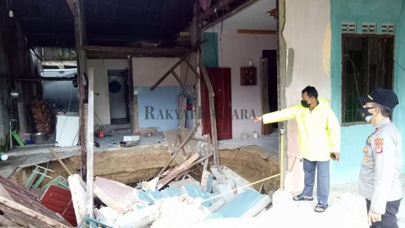 AMBLES: Rumah milik Eka Voly ambles di bagian dapur di Jalan Flamboyan, RT 27, Kelurahan Karang Anyar, Tarakan Barat, kemarin.