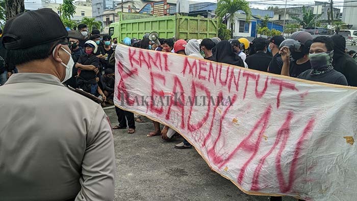 MINTA KEJELASAN: Puluhan keluarga korban mendatangi Mako Polres Tarakan untuk meminta menangkap pelaku penikaman, Senin (25/1).