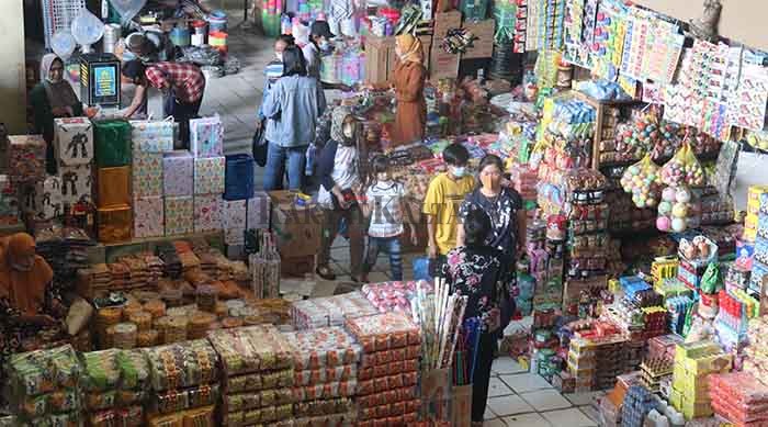 JUAL BELI: Aktivitas perputaran ekonomi di Pasar Induk Tanjung Selor, seperti diabadikan media ini beberapa waktu lalu.