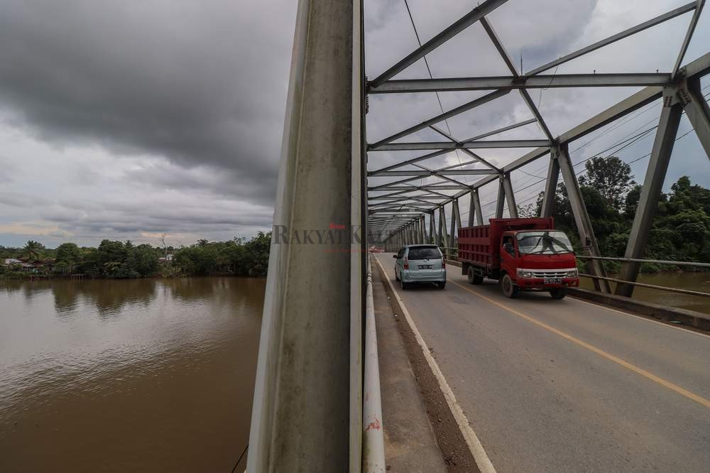 JEMBATAN: Aktivitas kendaraan melintasi jembatan di Jelarai yang akan direnovasi, Selasa (26/1).