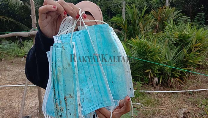 JANGAN BUANG SEMBARANG: Pengguna masker medis sulit untuk terurai dan bisa menyebabkan kerusakan lingkungan.