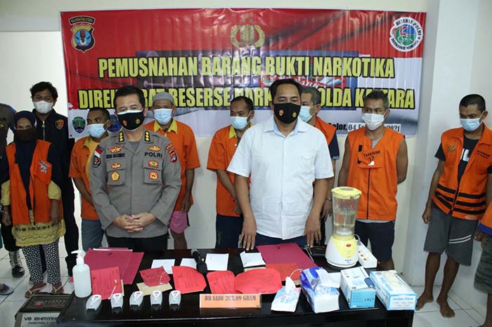 BARANG HARAM: Tersangka kasus narkoba jenis sabu yang ikut menyaksikan pemusnahan barang bukti, kemarin ((4/2).