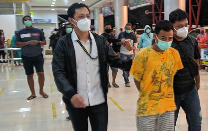 DIRINGKUS: Tersangka berinisial AS (baju kuning) saat diamankan personel Satuan Reskrim Polres Tarakan, 1 Februari lalu.