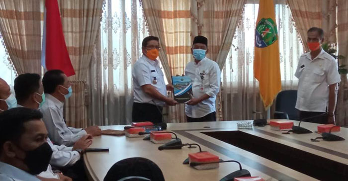 HABIS MASA JABATAN: Ingkong Ala (kiri) menyerahkan kepemimpinan Bulungan kepada Plh Bupati Bulungan Syafril.