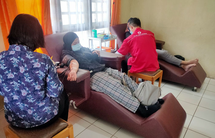DONOR: Sejumlah masyarakat datang ke PMI Bulungan untuk mendonorkan darah.