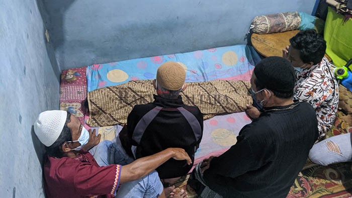 DISEMAYAMKAN: Korban gantung diri Adam Novaldi Korua (23) saat disemayamkan di rumah duka di Gang 45, Jalan Diponegoro RT 32, Kelurahan Sebengkok, Tarakan Tengah, Selasa malam (23/2).