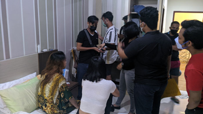 PROSTITUSI ONLINE: DY (kiri) dan TA saat digeledah oleh personel Unit Tipiter Satreskrim Polres Tarakan disalah satu hotel di Tarakan, Rabu pekan lalu (17/2).