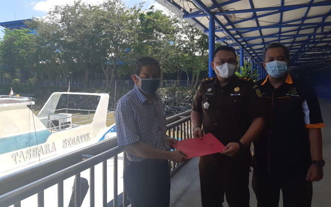 KASUS TIPIKOR: Kasi Pidsus Kejari Nunukan Ricky Rangkuti (tengah) didampingi Kasi Intel Bonar Satrio Wicaksono (kanan) menyerahkan kapal barbuk kasus korupsi, kepada Kadishub Nunukan Abdul Halid, (24/2).