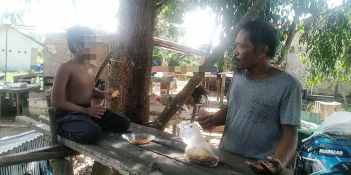 ANAK HIPERAKTIF: Abdul Jaya (50) bersama Ruslan (9) penyandang disabilitas mental yang diasuhnya sejak 7 tahun lalu.