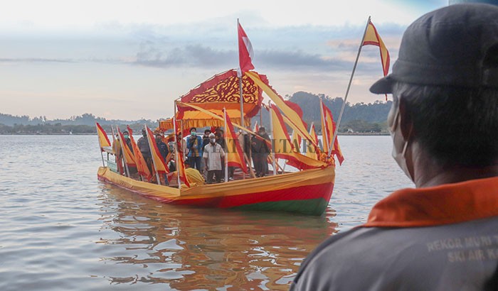 BIDUK BEBANDUNG: Syarwani di dampingi istri dari Tanjung Palas menuju Tanjung Selor menaiki Biduk Bebandung menyeberangi Sungai Kayan untuk melaksanakan pelantikan sebagai Bupati Bulungan, dan di sambut Ingkong Ala di Pelabuhan VIP Kayan I Tanjung Selor,