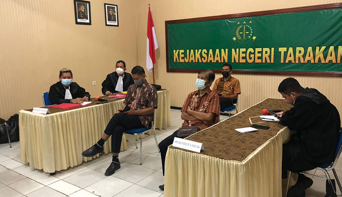 JALANI SIDANG: Ketiga terdakwa dugaan tipikor PDAM menjalani sidang secara virtual di Kejari Tarakan, Senin (2/3).