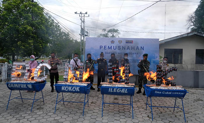 MUSNAHKAN BB: Barang ilegal hasil pengungkapan KPPBC Tipe Madya Pabean C Nunukan yang dibakar, Kamis (4/3).
