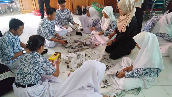 MEMBAGI ILMU: Agustryanti membagikan ilmunya mengolah limbah bekas kepada siswa.