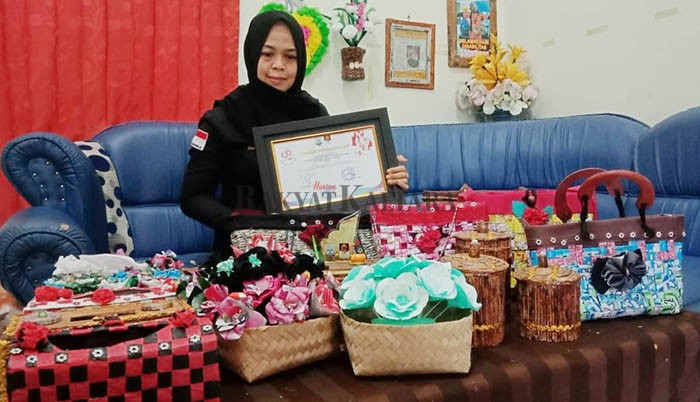 KARYA: Kerajinan tangan karya Agustryanti, berbahan dasar limbah plastik, koran bekas, hingga masker bekas.
