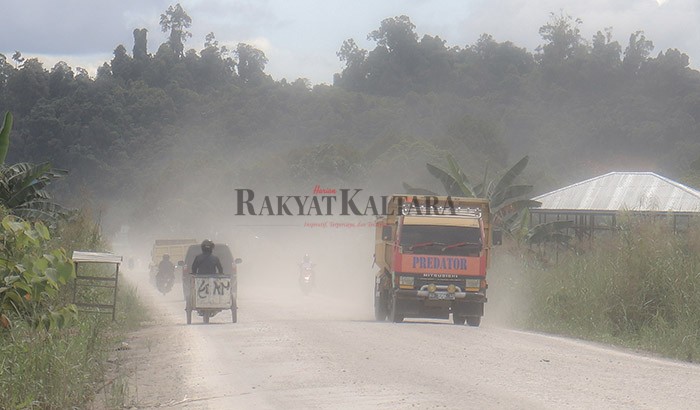 MASIH AGREGAT: Jalan Meranti yang jadi jalur alternatif bagi pengendara, rencananya ditingkatkan menjadi aspal.