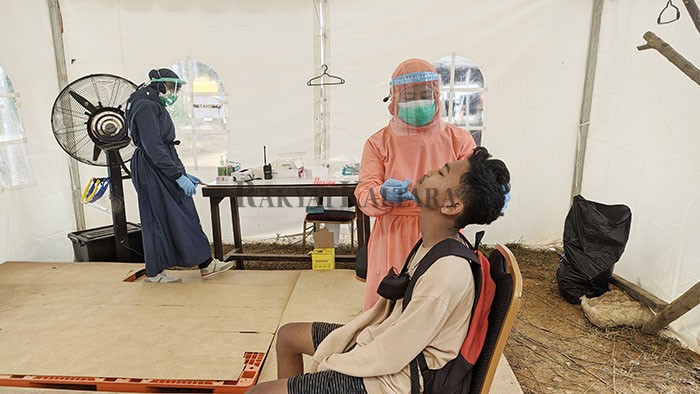 CEGAH CORONA: Petugas kesehatan di posko perbatasan lakukan pemeriksaan antigen kepada masyarakat yang ingin masuk wilayah Kabupaten Bulungan.