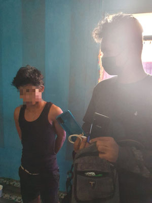 BELUM JERA: AM (kiri) saat diamankan Unit Jatanras Satreskrim Polres Tarakan, awal Maret lalu.