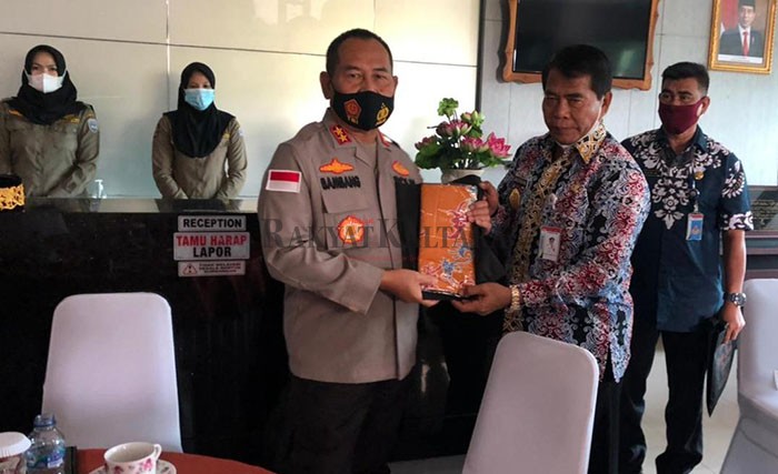 USAI DISKUSI: Kapolda Kaltara Irjen Pol Bambang Kristiyono (kiri) bersama Gubernur Kaltara Zainal A Paliwang.