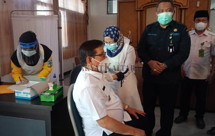 SUNTIK VAKSIN: Pemberian vaksin Sinovac terhadap sejumlah ASN di lingkup Pemkab Bulungan, yang terlaksana pada 10 Maret lalu.