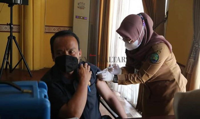VAKSINASI: Ketua DPRD Bulungan Kilat saat mendapatkan suntikan dosis vaksin Covid-19 tahap II, Senin (22/3).