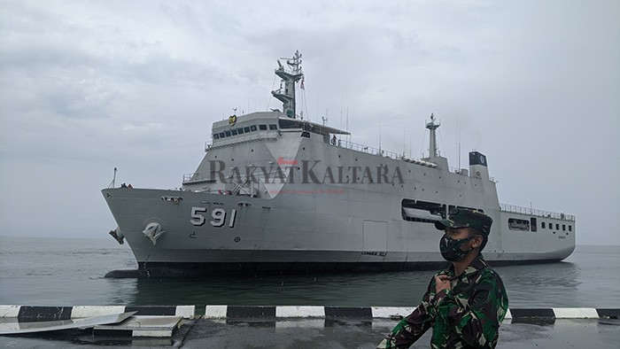 BERLABUH DI TARAKAN: KRI Dewa Ruci dan KRI Surabaya saat bersandar di Dermaga Mako Lantamal XIII Tarakan, Selasa (23/3).