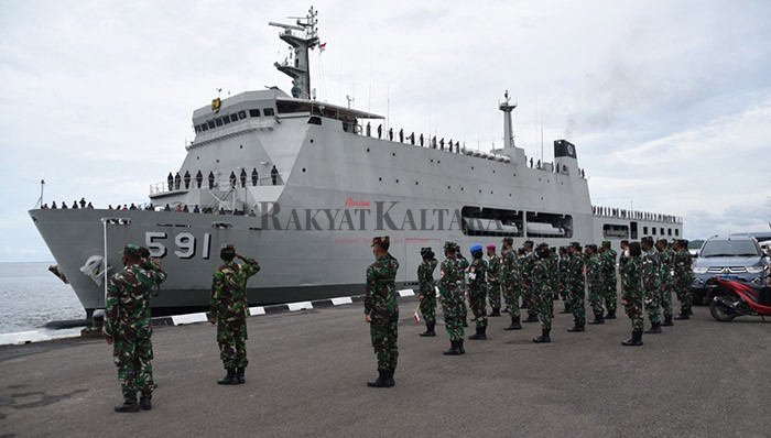 TINGGALKAN TARAKAN: KRI Surabaya-591 yang masih bersandar di Mako Lantamal XIII Tarakan sebelum bertolak kembali ke Surabaya, Kamis (25/3).