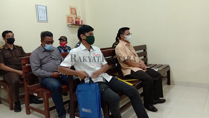 PROSES HUKUM: Sidang kasus dugaan pencemaran nama baik dengan terdakwa IS berlanjut. Dengan menghadirkan mantan Gubernur Kaltara Irianto Lambre dan saksi pelapor Udin Hianggio, Senin (29/3) di Pengadilan Negeri Tanjung Selor.