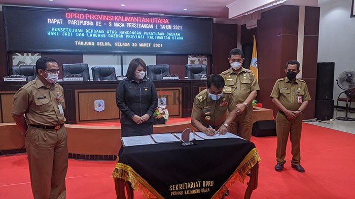 DISETUJUI: Penandatanganan raperda Hari Jadi Kaltara dan Lambang Daerah oleh Gubernur Kaltara dan Ketua DPRD Kaltara.