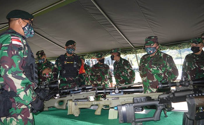 TUGAS OPERASI KE PAPUA: Tim Riksiapops Mabes TNI melakukan pengecekan material personel Yonif Raider 613 Raja Alam, Rabu (31/3).