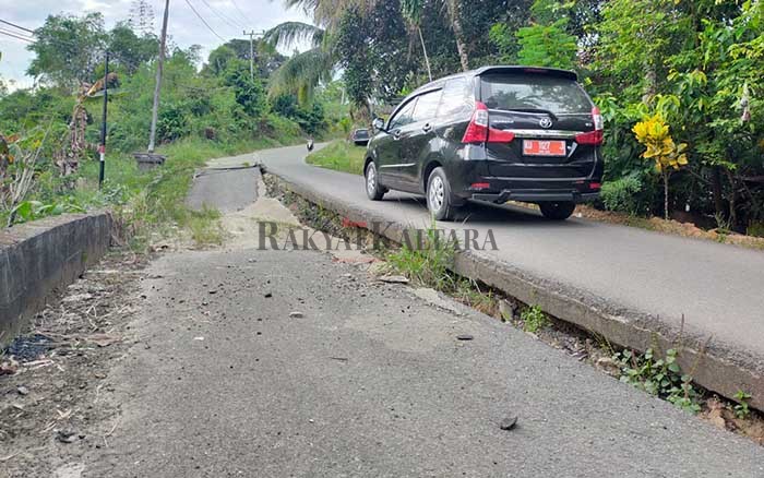 BUTUH PERBAIKAN: Jalan di RT 01 Kelurahan Mamburungan Timur terbelah cukup panjang. Tampak kendaraan hanya bisa melewati satu lajur saja, karena sebagian badan jalan amblas.