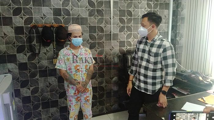 DICIDUK: Tersangka AG (kiri) saat diinterogasi oleh Kasat Reskrim Polres Tarakan Iptu Muhammad Aldi, Selasa (6/4).