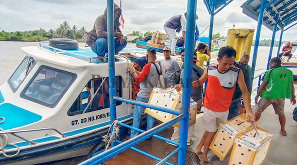 BELUM ADA LONJAKAN: Aktivitas penumpang speedboat di Pelabuhan Kayan II, Tanjung Selor, masih normal, Kamis (8/4). Belum terlihat adanya peningkatan jumlah penumpang yang kerap terjadi di tahun-tahun sebelumnya, saat menjelang bulan Ramadan.