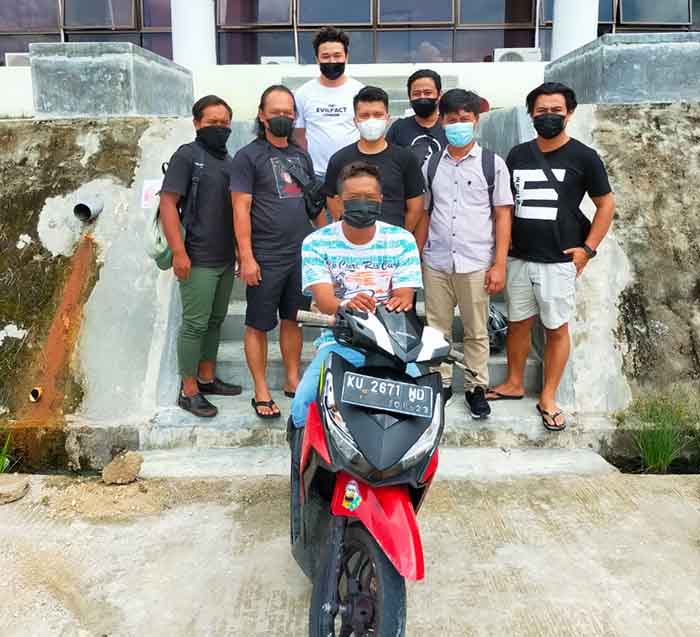 DIBEKUK: Tersangka pencurian motor Ardiansyah alias Ardi Bin Anwar (di atas motor) diringkus polisi.