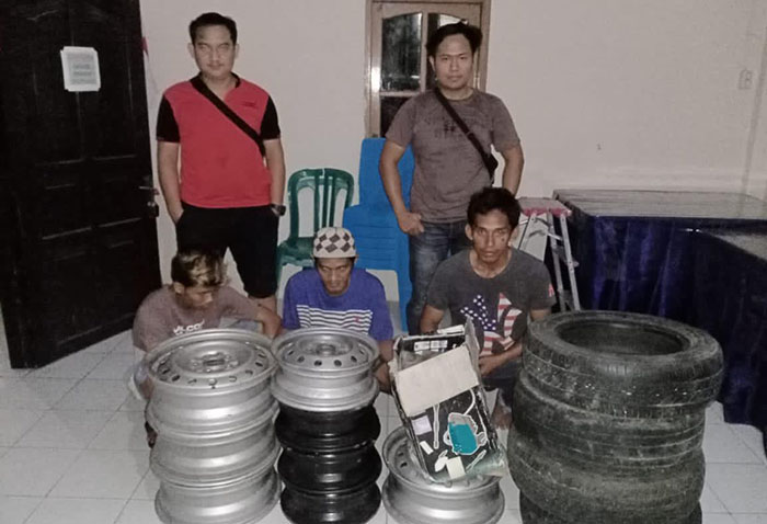 DIRINGKUS: Tersangka (duduk) kasus pencurian di rumah kosong yang berhasil diamankan aparat kepolisian.