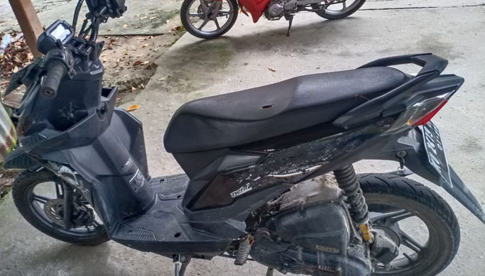 MENYERAHKAN DIRI: Pelaku bersama barang bukti sepeda motor hasil curian yang telah digadaikan pelaku di sebuah bengkel.