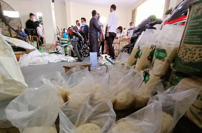 REPACKING: Tim Satgas Pangan Kaltara temukan produk dikemas ulang, saat sidak ke distributor yang ada di Tarakan.