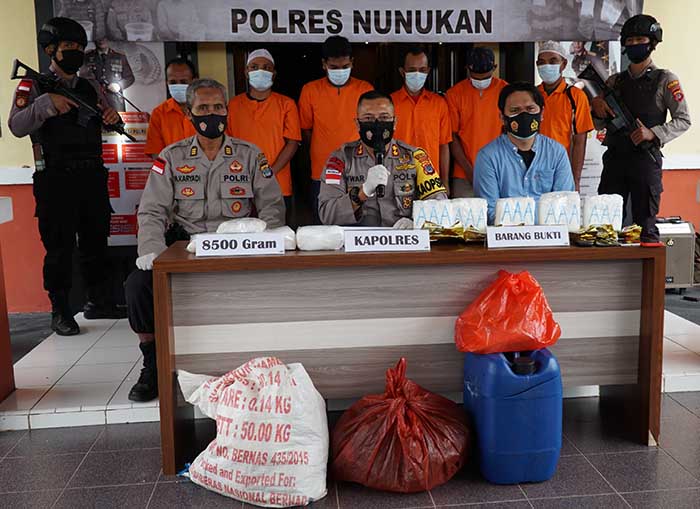 GAGALKAN PENYELUNDUPAN SABU: Kapolres Nunukan AKBP Syaiful Anwar (duduk di tengah) saat memperlihatkan barang bukti sabu sebesar 5 kg, Kamis (23/4).
