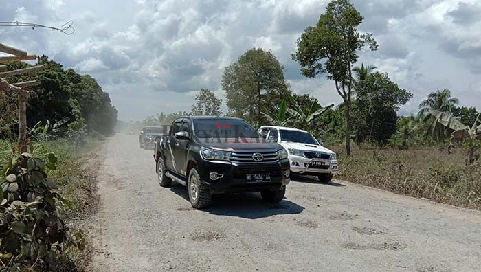 RUSAK: Kondisi ruas Jalan Meranti-Bulu Perindu yang rusak dan berdebu terpaksa dilewati kendaraan roda dua dan roda empat.