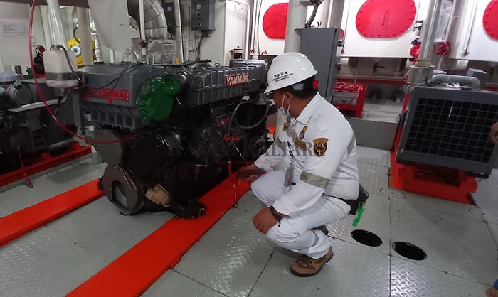 RAMP CHECK: Petugas KSOP Kelas III Tarakan lakukan ramp check salah satu kapal yang bersandar di Pelabuhan Feri Juata Laut, Jumat (23/4).